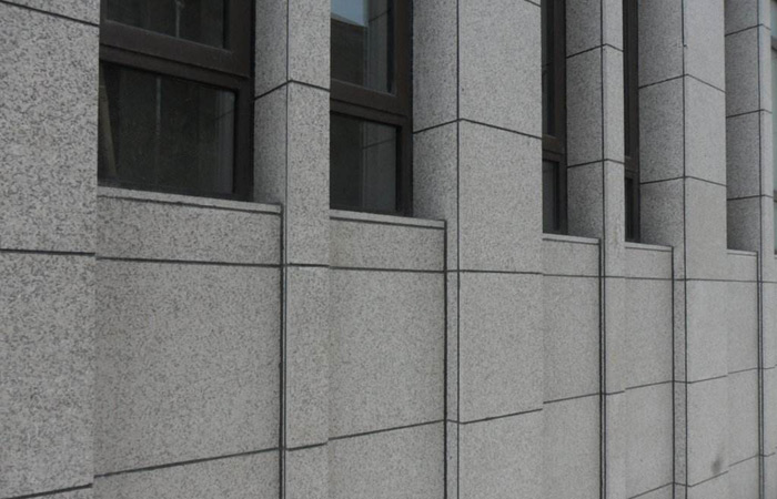 合肥芝麻灰外墙干挂石材及施工注意事项
